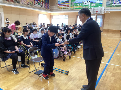 ②