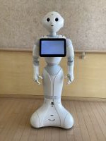 廊下にPepperが１台立っている
