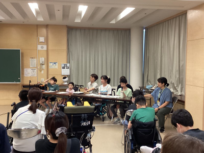 1年生が中心となって、スマイル新聞展の進行をしている場面