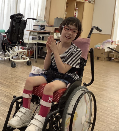 動画を見ながら手を合わせて体を動かしています