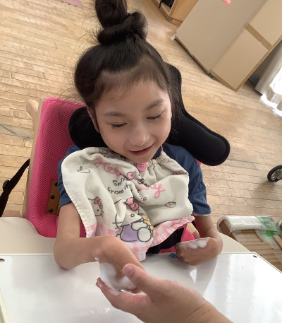 泡絵の具を手に付けて楽しんでいます。