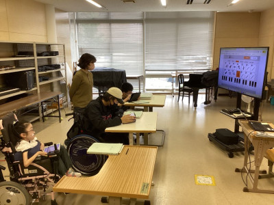 操作方法や編集の方法を先生と一緒に確認しています。