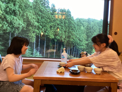 宿泊先の宿でお茶を入れています。