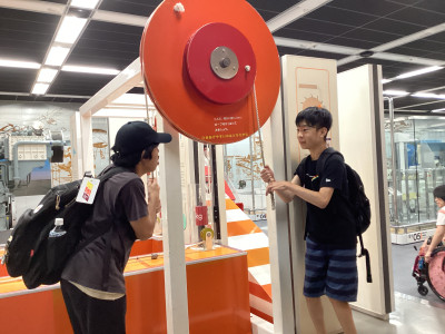 自然科学館で滑車の原理を体験しています。
