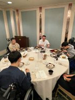 丸いテーブルを囲んで３名の生徒と１名の教師が食事をしている。