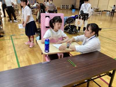 生徒の実態に応じ、投票する立候補者に鉛筆やシールを貼って投票をしています。