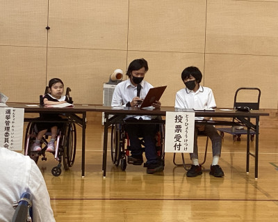 選挙管理委員長から社会科(公民)で学習したことに触れて話をしました。