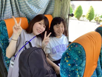 猪苗代に向かうバス車内で、楽しんでいる場面
