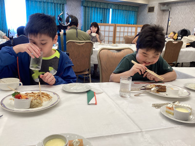 美味しそうに、ハンバーグ定食を食べている場面