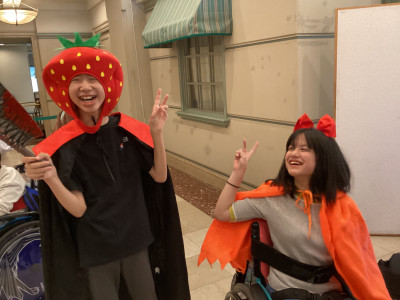 「リステル猪苗代」で、ハロウィンの仮装をして楽しんでいる場面
