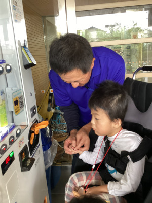 お金を落とさないようにしっかり握っています