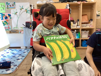自分が選んだ本をみんなに見せています