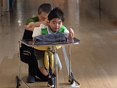 歩行器に乗って自分で歩く学習をしています