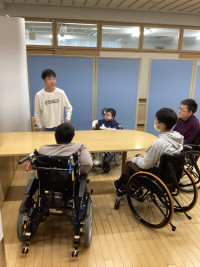 １名の出場生徒が複数名の生徒に向けて、抱負を述べている様子。