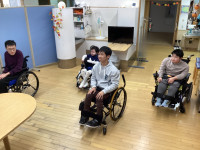 複数名の生徒が１名の出場生徒に向けて、エールを送っている様子。