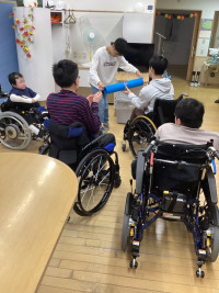 代表の生徒１名が、出場する生徒１名に向けて、メッセージカードを渡している様子。