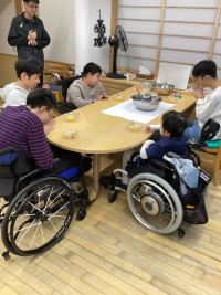 複数名の生徒がお楽しみ会を行っている様子。