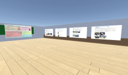 バーチャルな展示室の風景。手前には木目調の床が広がり、奥の壁には複数の展示物がある。左奥の壁には緑色のボードに貼られた複数の紙（文字と写真を含む）の掲示物があり、右側には腰壁の上に4枚の白い長方形の展示パネルが横一列に並んでいる。パネルには文字情報と写真が含まれており、一番右のパネルには「メタバースのワールド作成」という日本語のタイトルと複数の写真が見える。