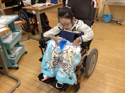 透き通った青色の水を作るために、絵の具の量を調整しながら制作しています。