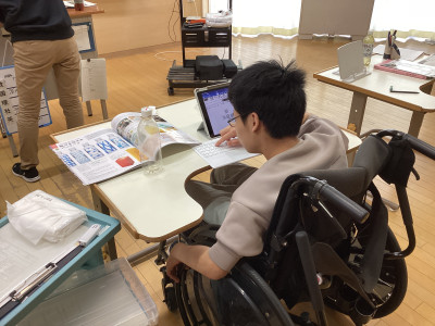 実際に販売されている商品やブドウの皮の色を検索しながら理想の色を追求しています。