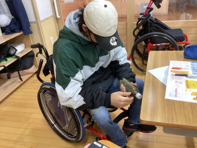 理想の色を出すために、絵の具の配合を考えながら取り組んでいます。