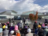 校長先生のお話をきいています