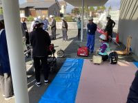 ヘルメットをかぶった男性が発電機の前に座っている