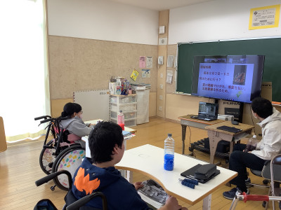 各学校の発表資料を見ながら東北地方の祭りについて学習しています。