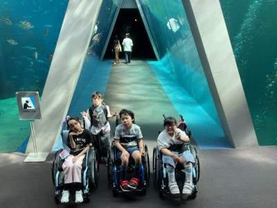 三角水槽の前で写真を撮りました