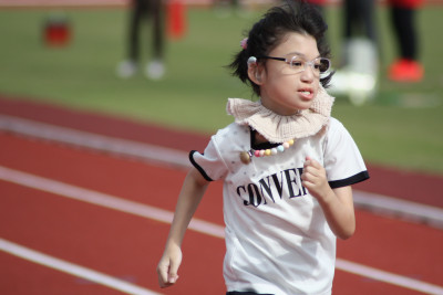 風を切って走っています