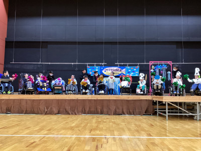 ステージで修学旅行で行ったアクアマリン福島をテーマにした発表をしています