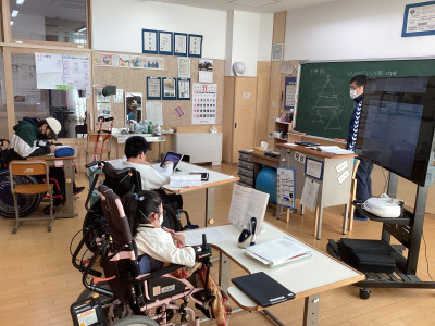 教科書の証明問題を先生の解説を聞きながら取り組んでいます。