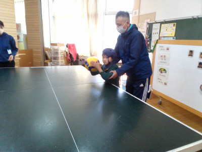 友達を見てボールを転がしています