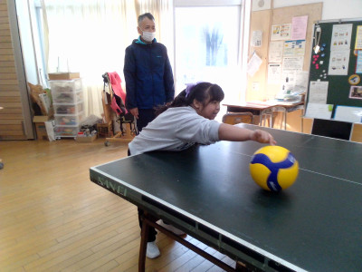 転がってくるボールをしっかりと受けとめています