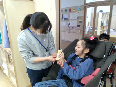 大好きな先生にプレゼントを渡しています