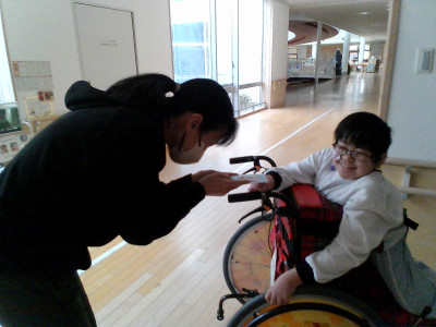 いつもお世話になっている先生にプレゼントを渡しています